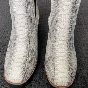 Good Day Chelsea Boot by Chinese laundry, gray and cream, snakeskin, size 7 1/2